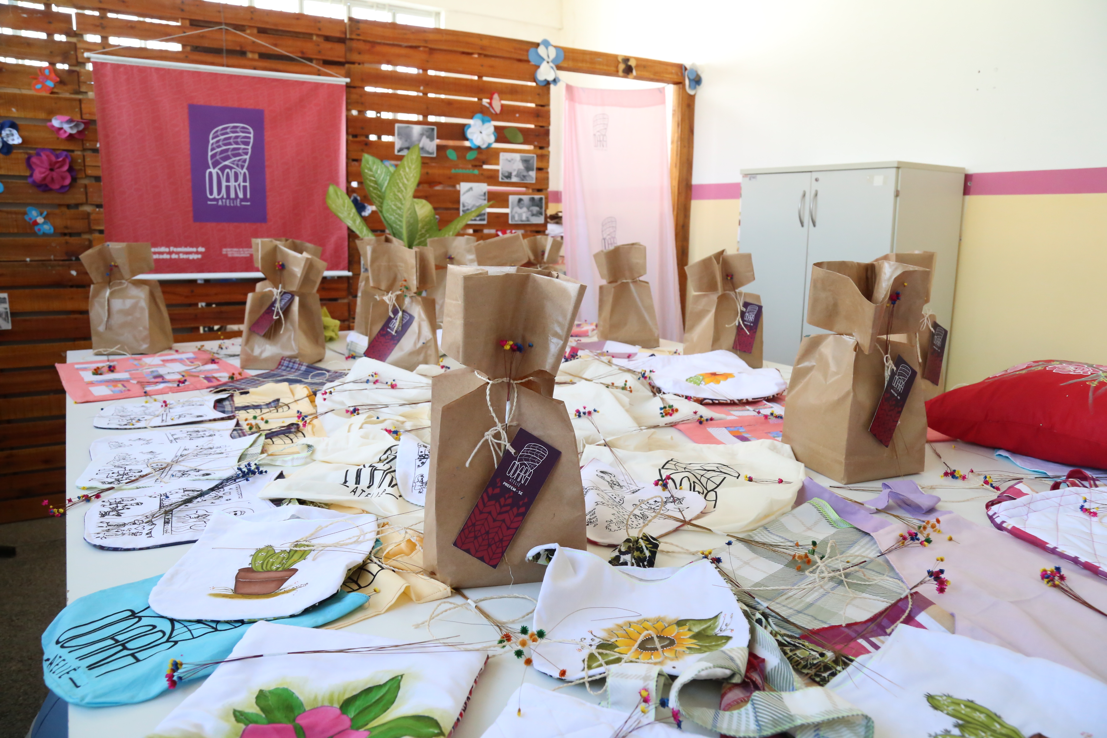 Internas do Prefem recebem certificação de cursos de pintura em tecido e confecção de caixas de presentes