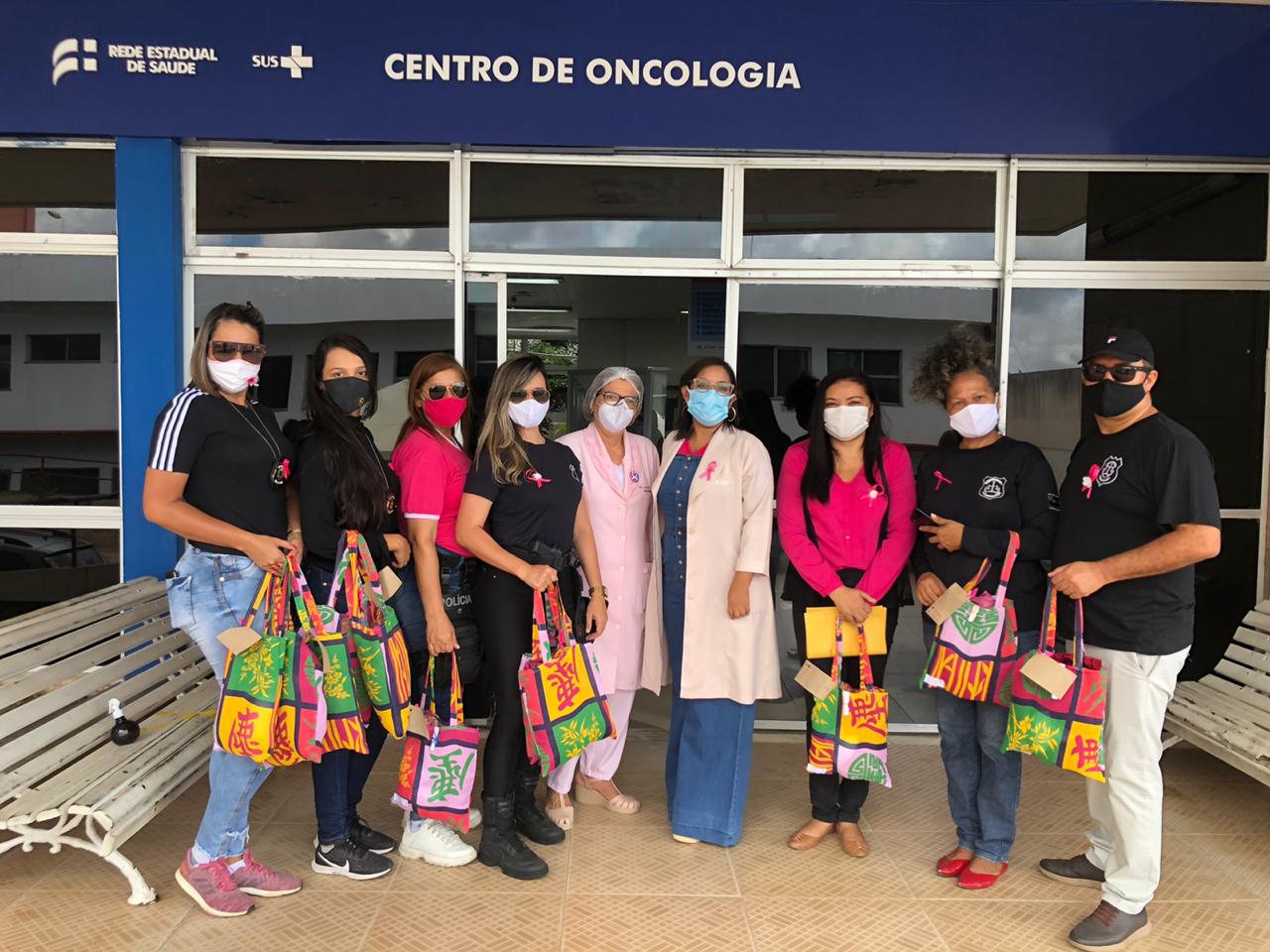 Outubro rosa: Kits produzidos no projeto Odara Ateliê são entregues no setor de oncologia do HUSE