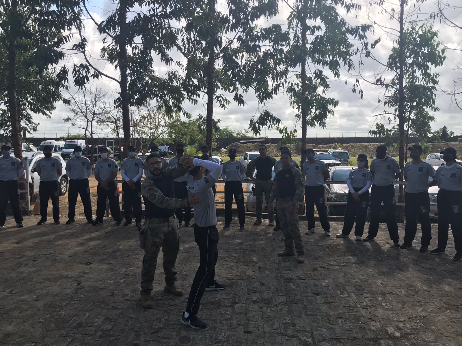 Alunos do curso de formação de novos policiais penais passam por instruções teóricas e práticas