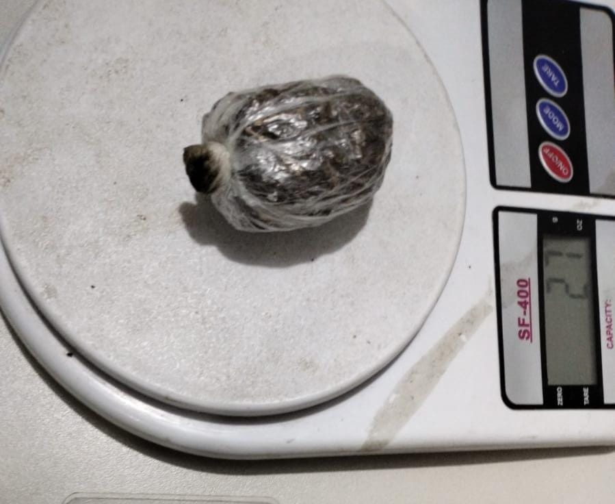 Visitante é presa por tentar entrar com drogas e desacatar Policiais Penais no Copemcan