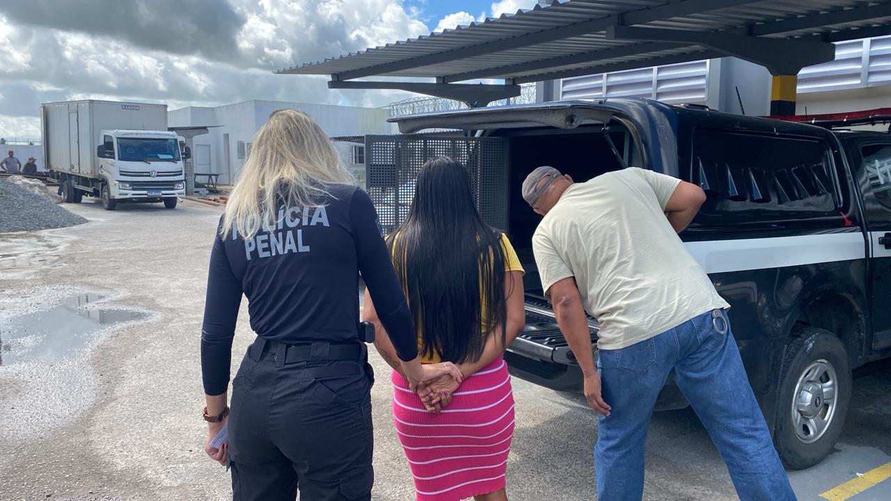 Foragida da justiça é presa ao tentar visitar companheiro na Cadeia Pública de Areia Branca