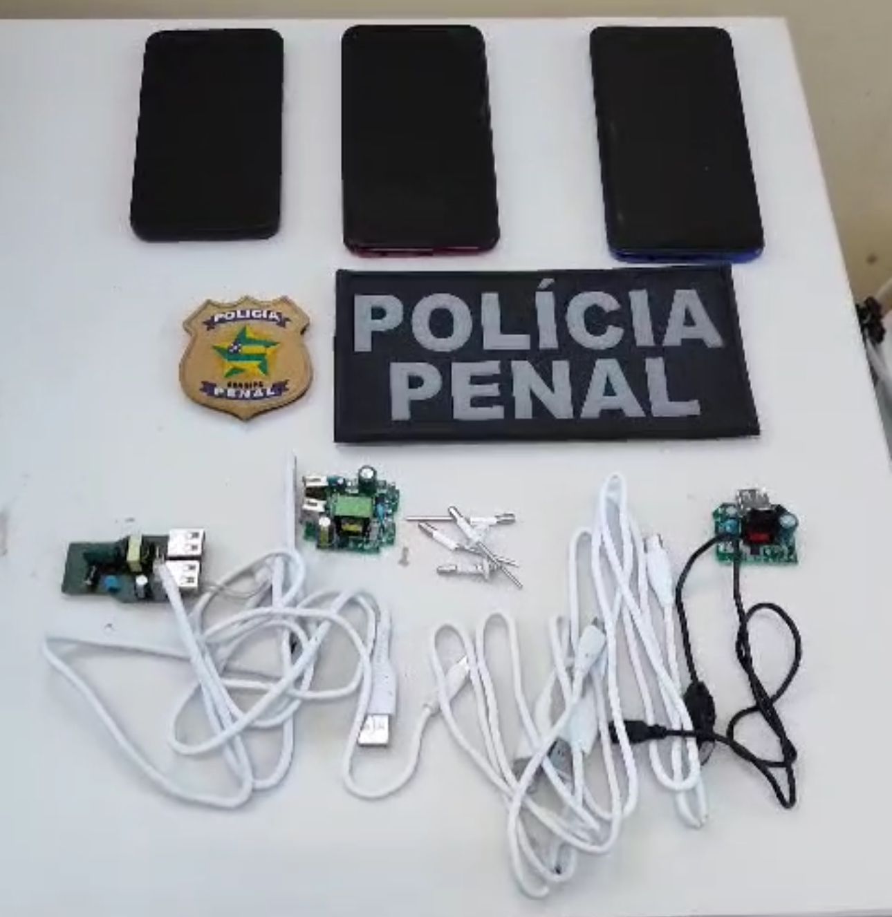 Cadeirante é flagrado tentando entrar em unidade prisional com telefones celulares