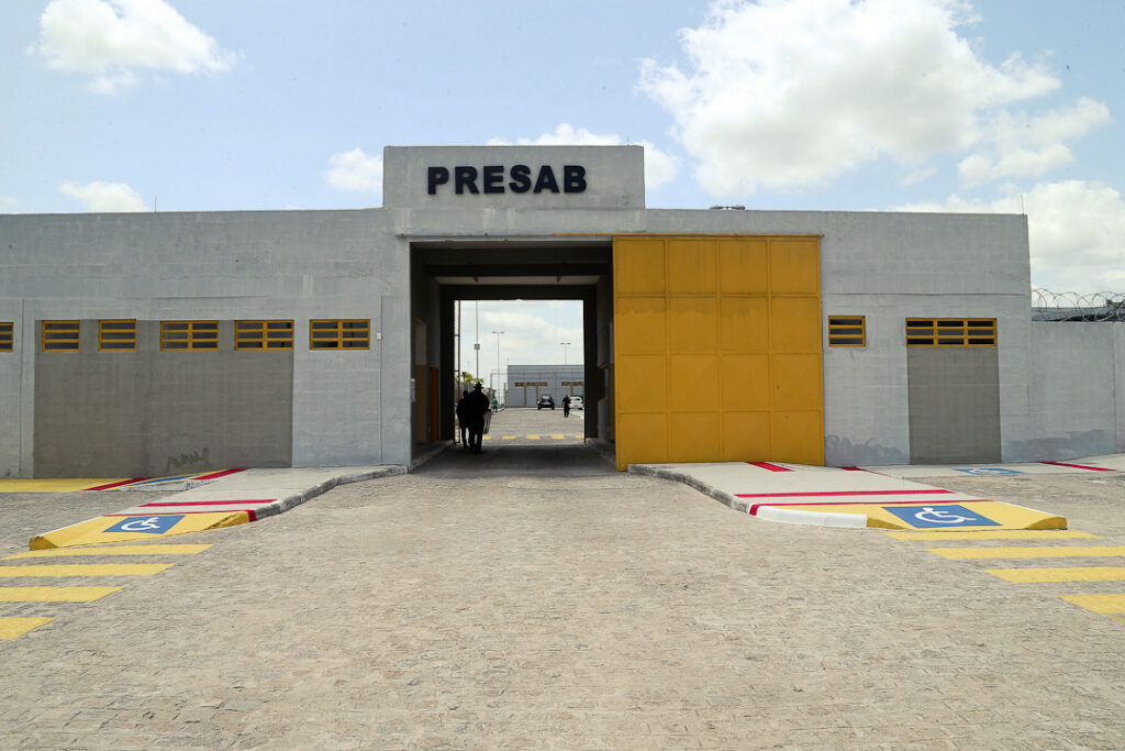 Polícia Penal apreende 22 celulares, carregadores e drogas que seriam arremessados em presídio de Areia Branca