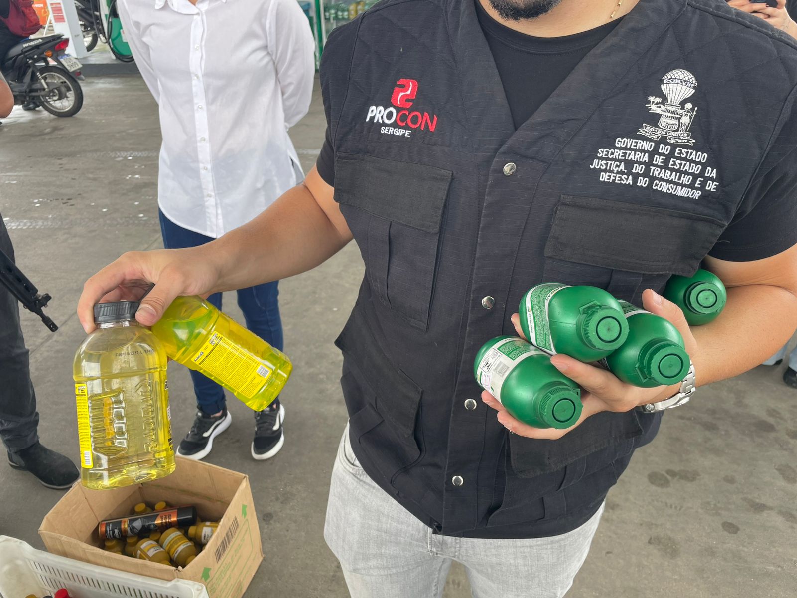 Procon Sergipe apreende 100 produtos automotivos vencidos durante operação em postos de combustíveis