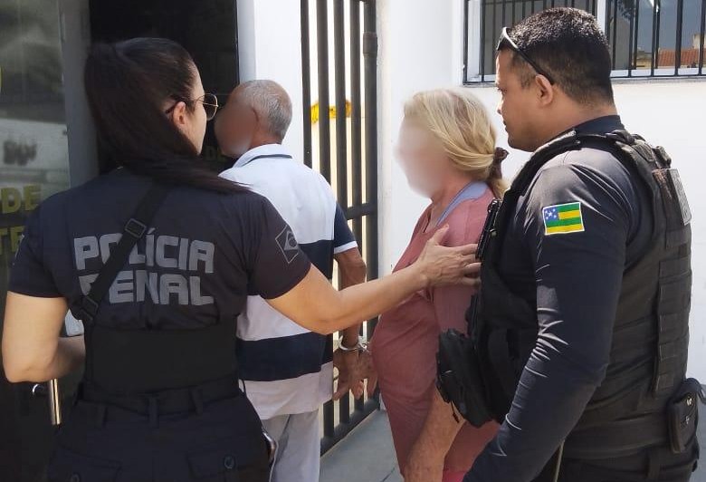 Casal de idosos é preso ao tentar entrar com celulares em penitenciária de São Cristóvão