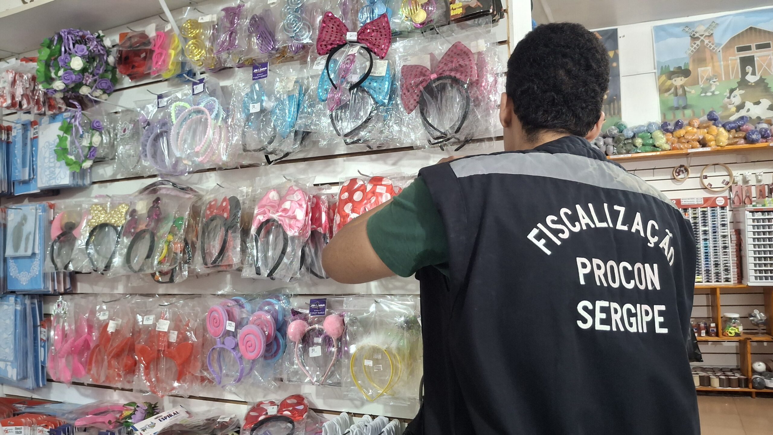 Procon Sergipe fiscaliza venda de artigos carnavalescos no comércio