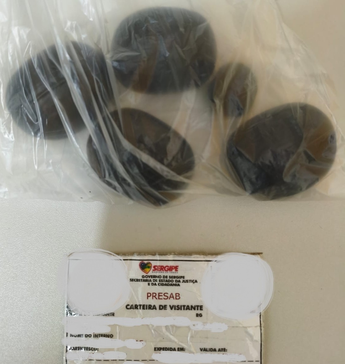 Mulher é presa tentando entrar com 193g de substância análoga a maconha no Presab